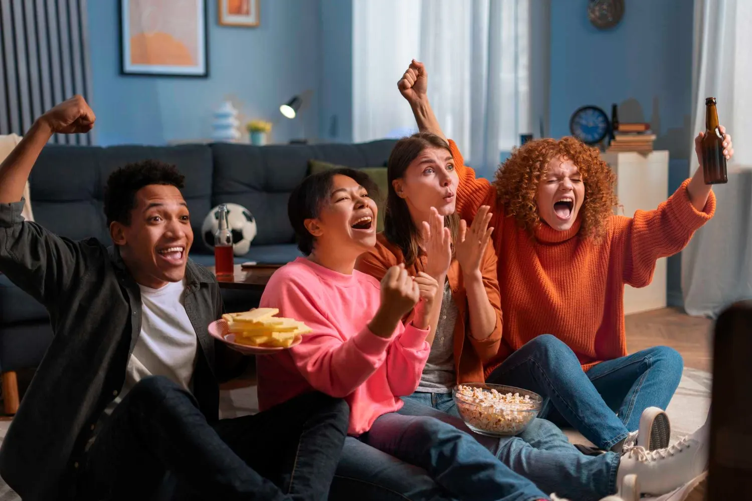 Familia disfrutando de Amenela IPTV en casa